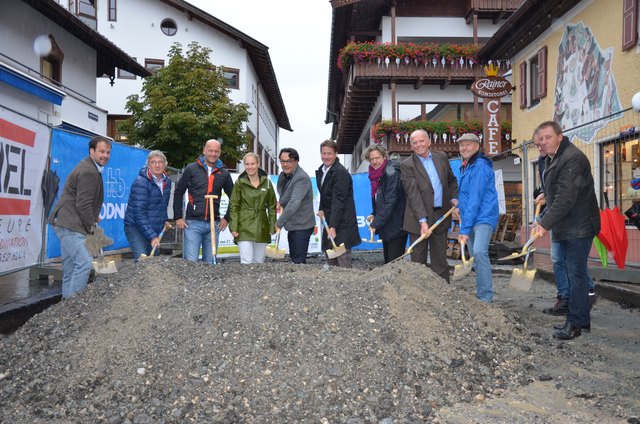 Die Verantwortlichen (Gemeinde, Wirtschaftsausschuss, Ortsmarketing) setzten den Spatenstich.
