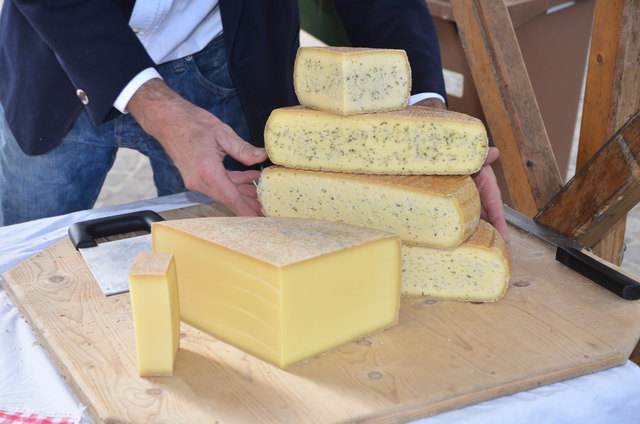 Almkäse in allen Variationen gibt es wieder direkt vom Erzeuger beim Almkasfest am Telfer Wallnöferplatz. | Foto: Sport- u. Veranstaltungszentren Telfs