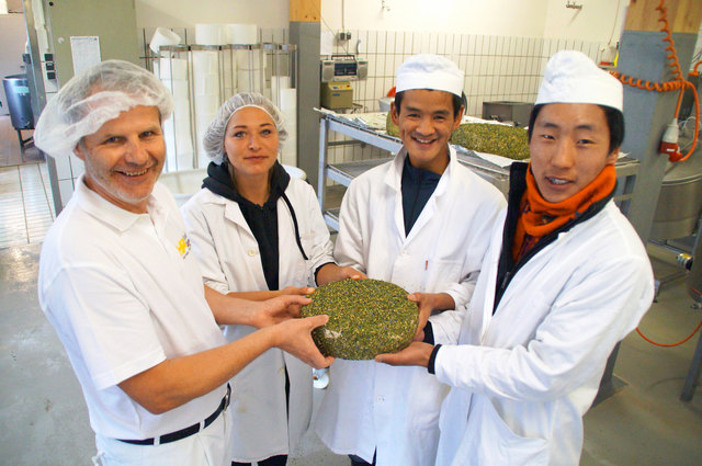 Fertig ist der Käse: Georg Wimmer, Dolmetscherin Doris Schlick (LWS Tamsweg), Sonam Chopel, Dechen Dorji.