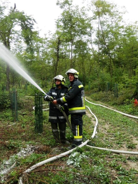 Die Wasserschläuche mussten erst bis tief in den Wald verlegt werden. | Foto: FF Stöttera