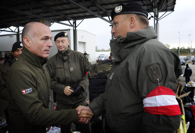 Bundesminister Gerald Klug besuchte die Soldaten an der Grenze in Nickelsdorf. | Foto: BMLVS