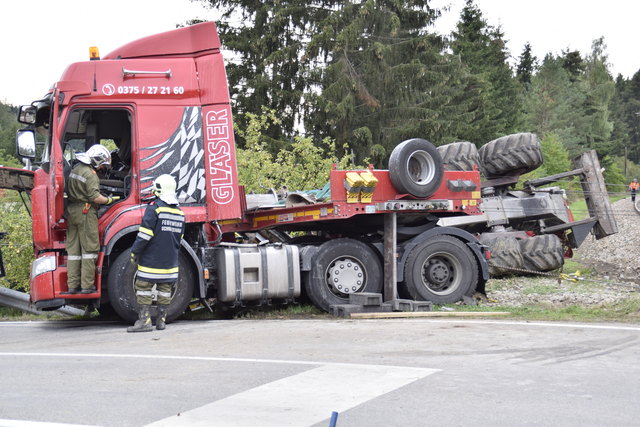 Für die Einsatzkräfte bedeutete der Unfall eine lange Bergephase. Ein Spezialkran aus Tulln wurde angefordert.