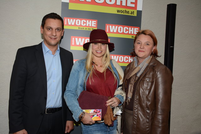 Monica Patschok (Mitte) ist die LCS Shopping Queen 2015, als Gratulanten WOCHE-Geschäftsstellenleiterin Bettina Thallmann und LCS-Centermanager Christian Trampus.