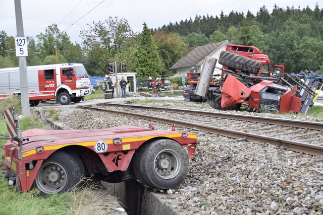 Ein Teil des Anhängers: Die Franz-Josefs-Bahn fuhr durch das Fahrzeug regelrecht durch.