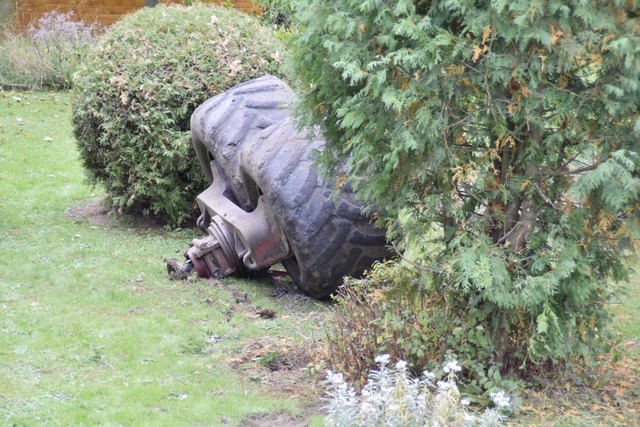 Eine abgerissene Achse inklusive Räder wurde hunderte Meter weit in einen privaten Garten geschleudert.