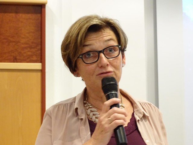 Regina Mayer-Uitz appellierte an die anwesenden Gäste, sich aktiv an der Betreuung und Integration der Flüchtlingsfamilien zu beteiligen.
