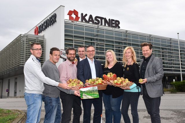 Wolfgang Huber, Andreas Hochstöger, DI Lukas Schlosser, Mag. Herwig Gruber, Christof
Kastner, Ingrid Graf, Michaela Schierhuber, Stefan Kastner (v.l.). | Foto: Kastner