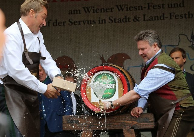 Der Bieranstich mit Hans Knaus und Stadtrat Michael Ludwig.