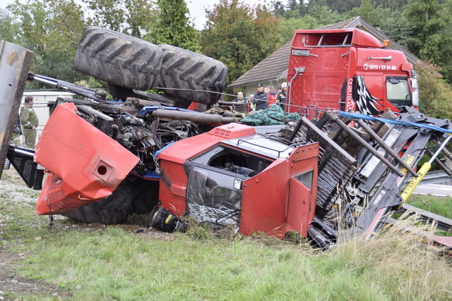Total zerstört wurde der Harvester, der LKW sowie die Lok der Franz-Josefs-Bahn.
