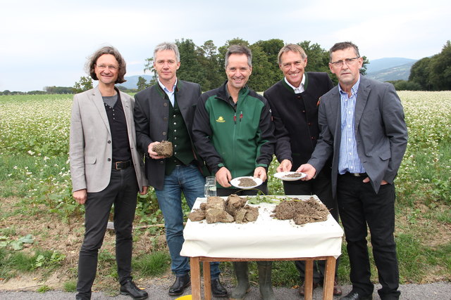 Präsentierten das Humusprojekt: Gerfried Jungmeier (Joanneum Research), Rainer Dunst, Gerald Dunst, Walter Wiedenbauer (sto) und Hans-Peter Spindler (v.l.).