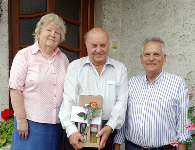 Sprengelbetreuerin Zäzilia Mallinger, Jubilar Franz Eisschiel und BR-Präsident Gottfried Kneifel | Foto: SB-Mallinger