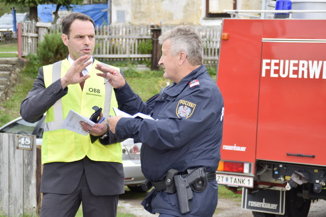 Einsatzleiter der ÖBB sowie der Polizei bei der Aufnahme des Unfallhergangs.