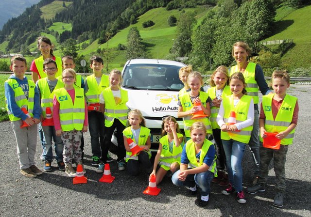 Die Kinder der dritten Volksschulklasse Großarl mit ihrer Lehrerin und ÖAMTC-Verkehrstrainerin Ingeborg Lackner. | Foto: ÖAMTC