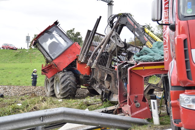 Nach einigen Stunden wurden die Fahrzeuge wieder aufgerichtet und schließlich geborgen.