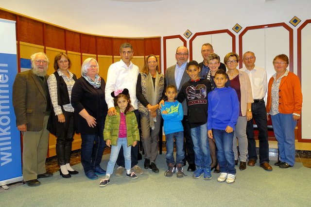 Stadtpfarrer Franz Kaiser, Brigitte Priesner, Edeltraud Bauer, Tamer Henedy, Livia Klingl, Andreas und Christine Cermak, Fritz Haslinger Regina Mayer-Uitz, Josef und Christine Mayerhofer mit vier glücklichen Flüchtlingskindern aus Syrien namens Hanin, Kin