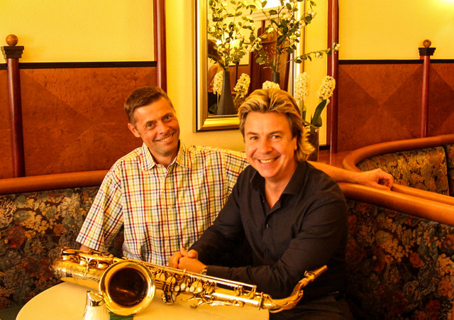 Das Bernhart ist mehr als nur ein Kaffeehaus: Gernot Bernhart und Musikant Andi Pirringer. Er tritt einmal im Monat im Bernhart auf. | Foto: Kreska