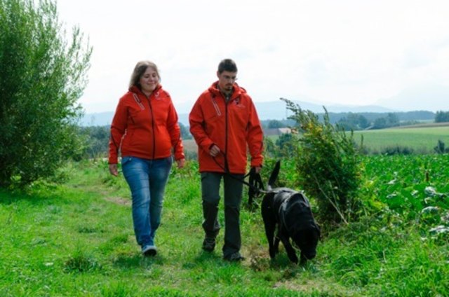 Daniela Brandstätter und Patrick Hirsch haben die neuen Jacken bereits bei einem ausgiebigen Spaziergang mit Labrador-Rüde Leon getestet.