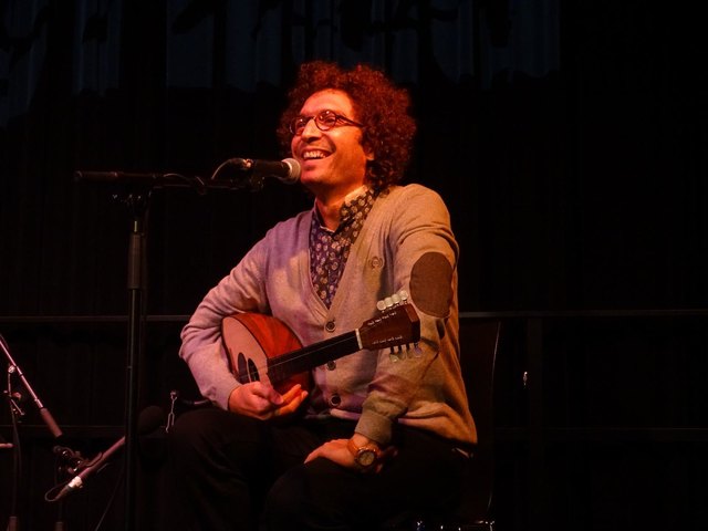 Salah Ammo, Gesang und Bouzouk.