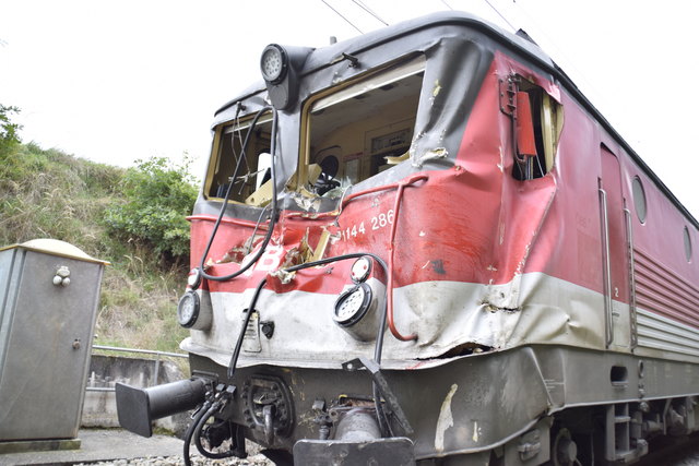 Das total zerstörte Führerhaus lässt die Wucht des Zusammenpralls nur erahnen.
