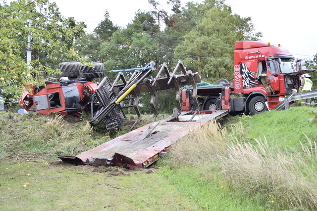 Der Harvester wurde von der Ladefläche geschleudert, der Anhänger in zwei Teile gerissen.