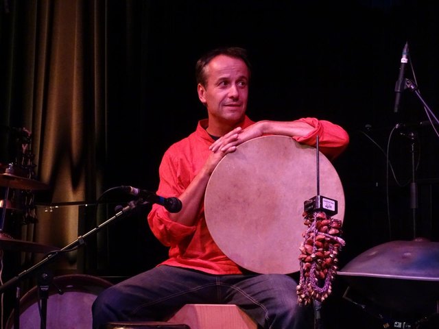 Peter Gabis, Trommel und allerlei Percussioninstrumente inklusive Hang. Sein Obertongesang war hammer.