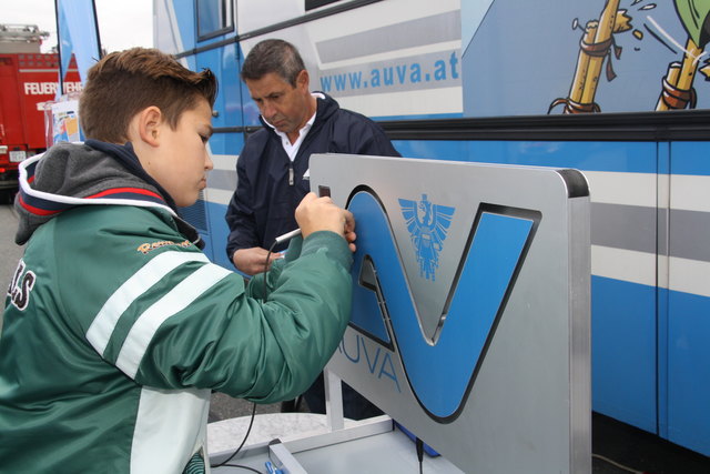 Eine ruhige Hand brauchte man beim "heißen Draht" der AUVA.