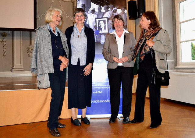 Nichte Elisabeth Dengel, Sr. Dr. Rita Schiffer, Sr. Dr. Beate Glania und Nichte Mariafranziska Dengl-Raiter (v. l.) vor dem Veranstaltungsplakat