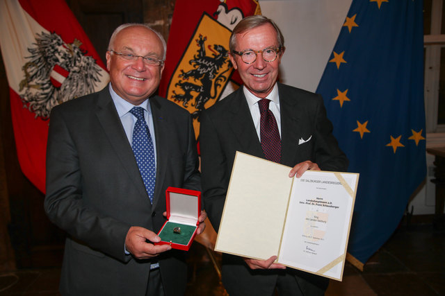 Der frühere Salzburger Landeshauptmann Franz Schausberger und nunmehrige IRE-Vorstand erhielt die höchste Landesauszeichnung, den "Ring des Landes Salzburg" von Landeshauptmann Wilfried Haslauer überreicht. | Foto: Franz Neumayr
