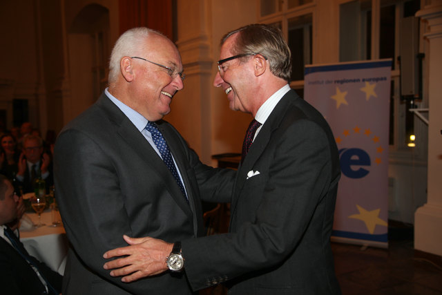 Der frühere Salzburger Landeshauptmann Franz Schausberger und nunmehrige IRE-Vorstand erhielt die höchste Landesauszeichnung, den "Ring des Landes Salzburg" von Landeshauptmann Wilfried Haslauer überreicht. | Foto: Franz Neumayr