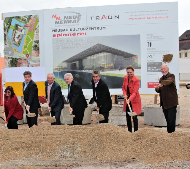 (V. l. n. r.) Gisela Peutlberger-Naderer, Reinhold Entholzer, Harald Seidl, Josef Pühringer, Herwig Mahr, Manuela Reichert und Johann Böhn. | Foto: Stadt Traun