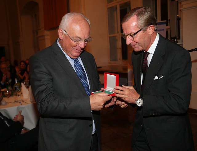 Der frühere Salzburger Landeshauptmann Franz Schausberger und nunmehrige IRE-Vorstand erhielt die höchste Landesauszeichnung, den "Ring des Landes Salzburg" von Landeshauptmann Wilfried Haslauer überreicht. | Foto: Franz Neumayr
