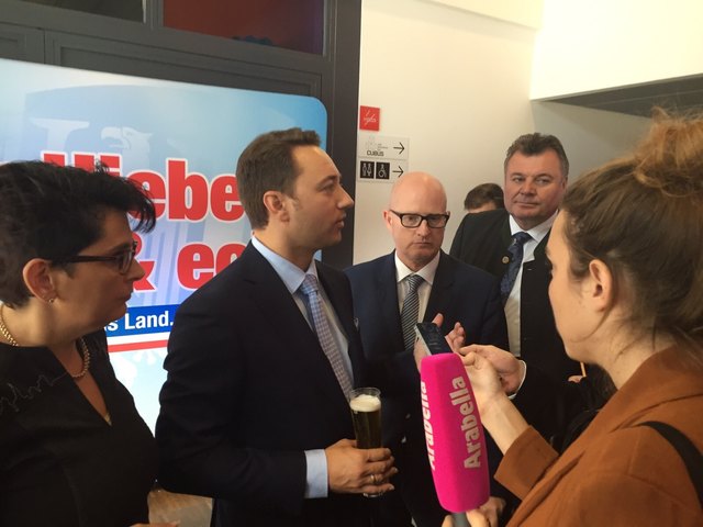 In der FPÖ-Wahlzentrale wurde von Manfred Haimbuchner bereits vor der ersten offiziellen Hochrechnung auf den "nicht erwarteten" Wahlerfolg angestoßen.