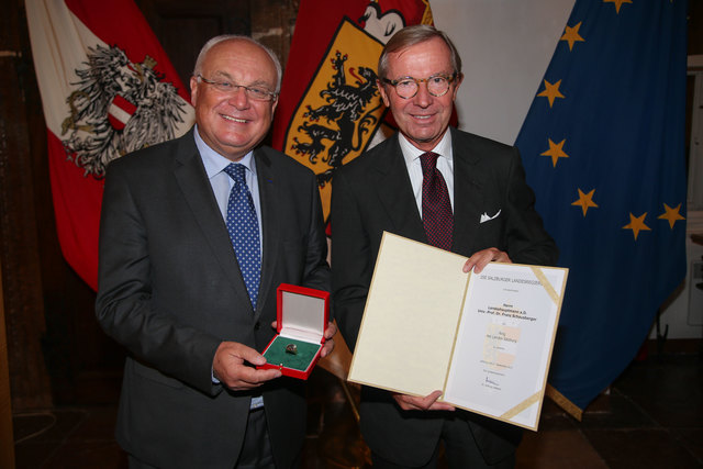 Der frühere Salzburger Landeshauptmann Franz Schausberger und nunmehrige IRE-Vorstand erhielt die höchste Landesauszeichnung, den "Ring des Landes Salzburg" von Landeshauptmann Wilfried Haslauer überreicht. | Foto: Franz Neumayr