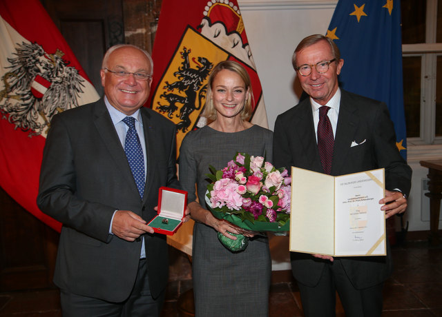Der frühere Salzburger Landeshauptmann Franz Schausberger und nunmehrige IRE-Vorstand erhielt die höchste Landesauszeichnung, den "Ring des Landes Salzburg" von Landeshauptmann Wilfried Haslauer überreicht – Ehefrau Heidi gratulierte. | Foto: Franz Neumayr