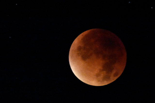 Blutmond aus der letzten Nacht .Ein Versuch um 4 Uhr morgens dieses seltene Ereignis zu Belichten.