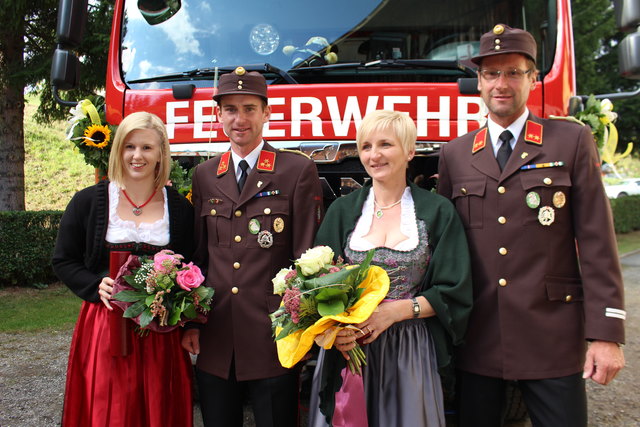 Kommandant Mario Glatz (2.v.l.) feierte mit seinen Kameraden das 80-jährige Bestehen der FF Eichberg.