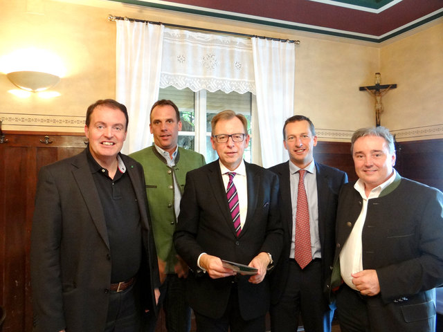 Zu Gast in Weiz Christian Buchmann (Mitte) bei Bernhard Ederer, Gottfried Heinz, Andreas Kinsky und Vinzenz Harrer.