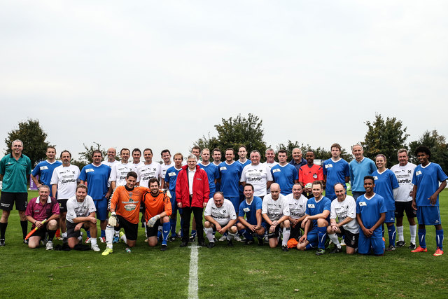 Die Personalverantwortlichen oberösterreichischer Unternehmen spielten gegen eine Journalistenauswahl für den guten Zweck. Mit von der Partie: Wirtschaftskammer-Präsident Rudolf Trauner, SV Ried-Trainer Paul Gludovatz und sein Vorgänger Klaus Roitinger so | Foto: BezirksRundschau