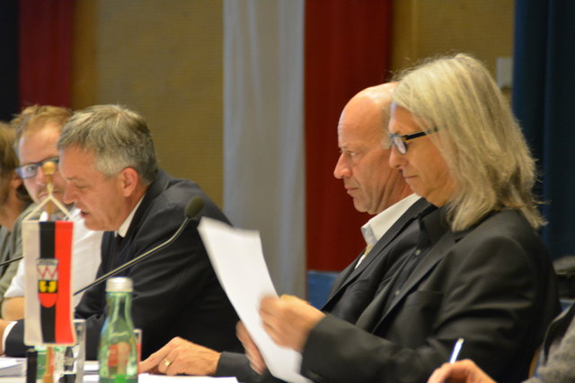 Verkehrsausschuß-Vorsitzender Emil Dander verliest einen – vermeintlich – Grünen Antrag, Richard Götz (re.) erkannte diesen nicht wieder.