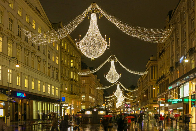 Der Graben in der Weihnachtszeit: Eigentlich wollte die Wirtschaftskammer die Sonntagsöffnung in Tourismuzonen noch heuer durchbringen - das scheint nun eher unwahrscheinlich. | Foto: Ernst Gruber