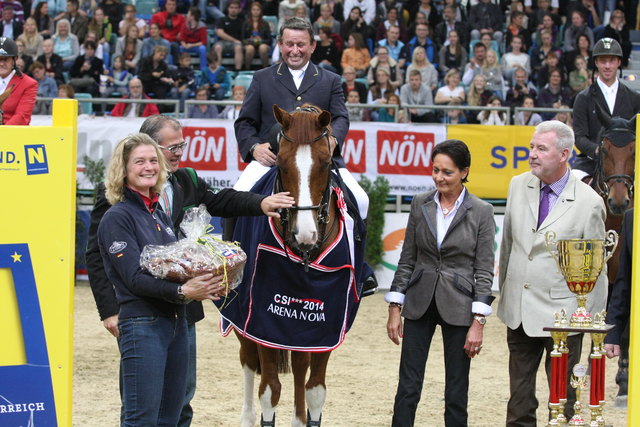 von rechts: Bürgermeister Klaus Schneeberger, Serena Hamberg, GP Sieger Hugo Simon, Josef Heigl (Mitas) und Margit Simon bei der Siegerehrung im Großen Preis des Landes Niederösterreich. | Foto: © Krisztian Buthi