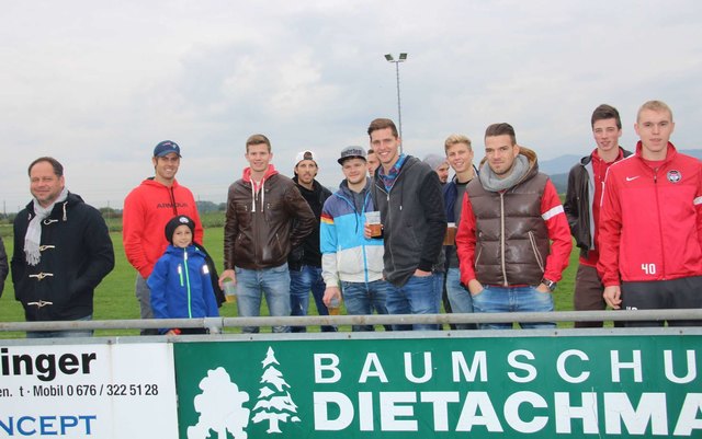Siernings Ex-Kicker Reini Großalber, Flo König, Thomas Himmelfreundpointner, Fabian Bichler und Georg Offenthaler als Spielbeobachter