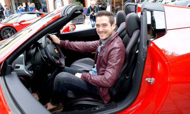 Fernseh- und Radiomoderator Andreas Moravec flanierte durch die Innenstadt und zeigte sich begeistert vom roten Ferrari!