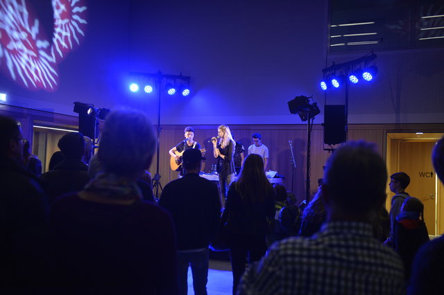 Sorgten für Stimmung SeeMe & David Gebhart mit Moderatorin Sabrina Peer. | Foto: Zirl Aktiv