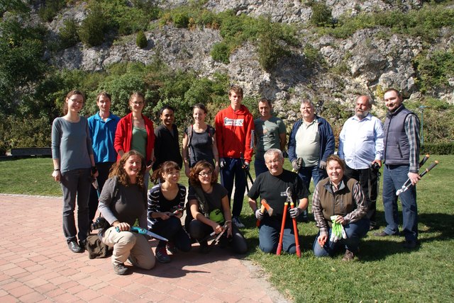 Arbeiteten Seite an Seite am Staatzer Berg: Gabriele Pfundner (Naturschutzbund NÖ), Li-Wen Wang (Taiwan), Sarah Gross (Österr.), Bürgermeister Leopold Muck, BiodiversitätsbotschafterIn Simone Muck (kniend), Carolin Vogel (Deutschland), Michal Drhlik (Tsch | Foto: Gemeinde Staatz