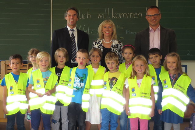 In St. Gotthard übergab Bürgermeister Johannes Rechberger (l.) mit dem Zivilschutzbeauftragten Reinhard Nimmervoll (r.) und Volksschuldirektorin Hannelore Mittlböck die Warnwesten. | Foto: Zivilschutzverband