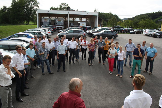 Die Junge Wirtschaft bei ihrer Firmenroas in Senftenbach. | Foto: JW/WKO Ried