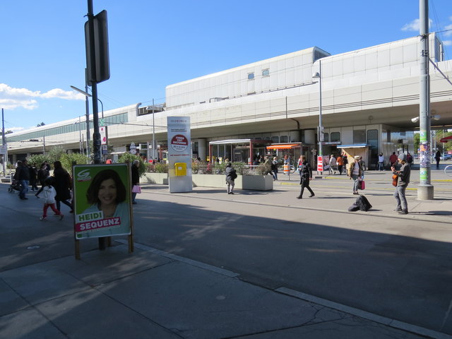 Wahlkampf-Impressionen beim Donauzentrum.