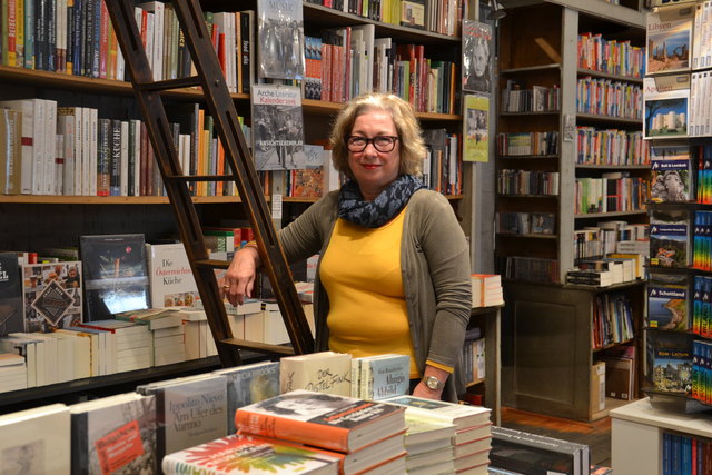 Ingrid Lux von der Eckart-Buchhandlung kann sich gut vorstellen, dass es Veronika Mickel wieder auf Platz eins schafft.