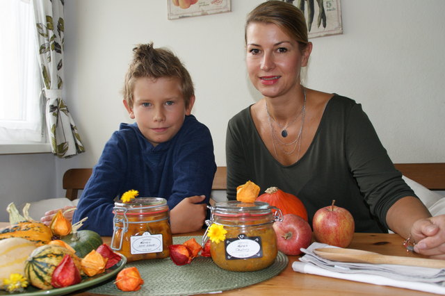 Köstlichkeiten im Glas: Marcella Steinmayer und ihr Sohn Louis mit dem Kürbis-Chutney und dem Kürbis süß-sauer.